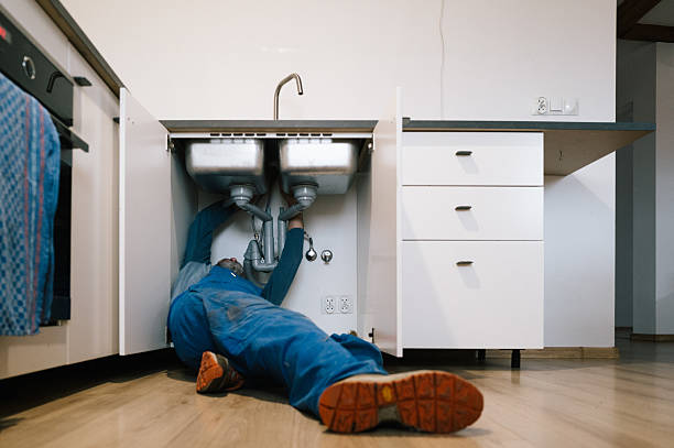 Professional Emergency Plumber technician working in Calistoga, CA